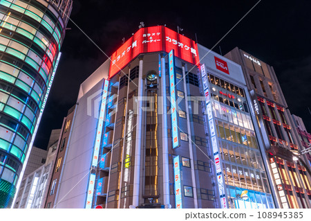 《東京》新宿武藏野街，夜晚的市區 108945385