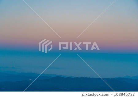 [Sunset material] Afterglow seen from Mt. Iodake [Nagano Prefecture] 108946752