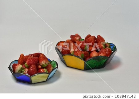 Strawberries in a glass bowl and white background 108947148