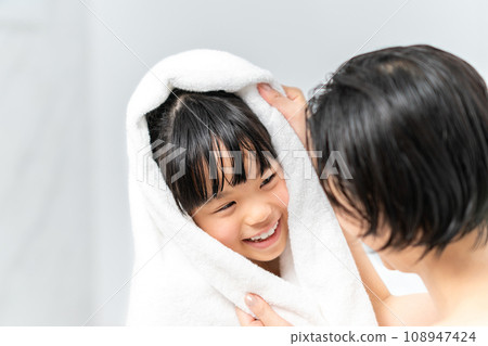 家長和孩子一起洗澡。 108947424