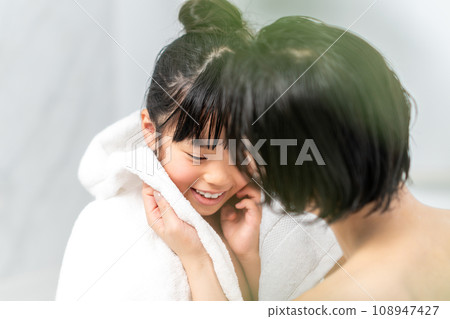 家長和孩子一起洗澡。 家長和孩子一起洗澡。 108947427