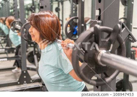 Personal training gym Arakan women diet squat 108947453