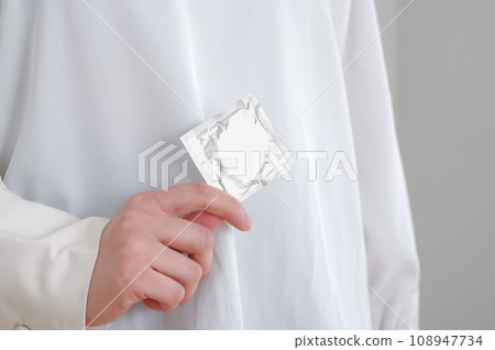 拿著保險套的婦女的手 108947734