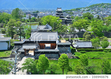 信濃國國寶松本城、天守閣和小天守閣、角樓門和護城河 108948876