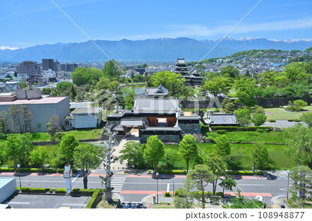 信濃國國寶松本城、天守閣和小天守閣、角樓門和護城河 信濃國國寶松本城、天守閣和小天守閣、角樓門和護城河 108948877