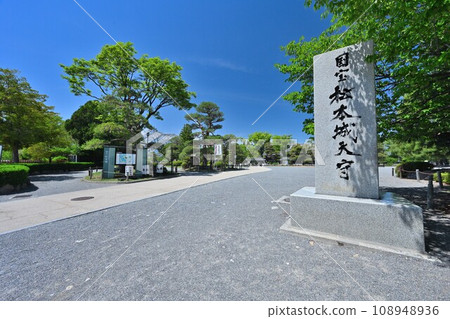 信濃國國寶松本城、天守閣和小天守閣、角樓門和護城河 108948936