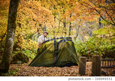 男子把帳篷 108949331