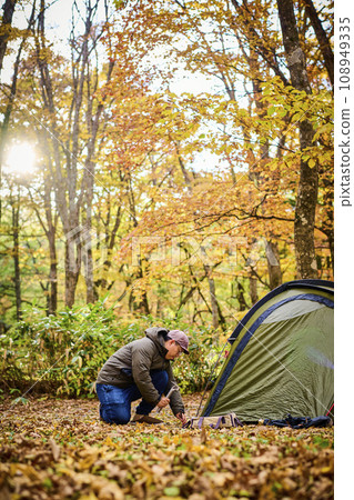 男子把帳篷 男子把帳篷 108949335