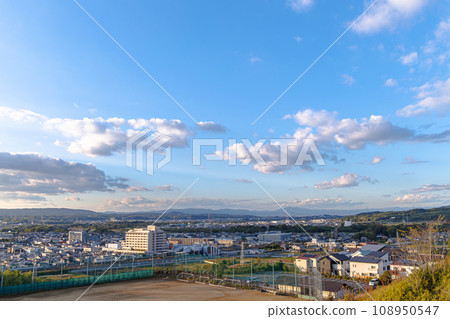 深秋的京都府木津川市城山台,眺望JR木津站和遠處的南京都山脈② 深秋的京都府木津川市城山台,眺望JR木津站和遠處的南京都山脈② 108950547