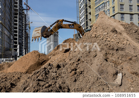 Modern JCB excavator 108951655