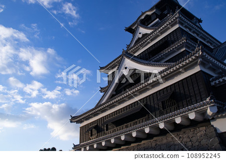 Towering Kumamoto Castle Towering Kumamoto Castle 108952245