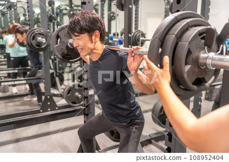 試試槓鈴,同時教導正確的姿勢 試試槓鈴,同時教導正確的姿勢 108952404