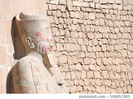 Statue of Queen Hatshepsut at entrance of Deir el-Bahari (Deir el-Bahri) the Mortuary Temple of Hatshepsut in Valley of the Kings, Western Thebes, Luxor, Egypt Statue of Queen Hatshepsut at entrance of Deir el-Bahari (Deir el-Bahri) the Mortuary Temple of Hatshepsut in Valley of the Kings, Western Thebes, Luxor, Egypt 108952983