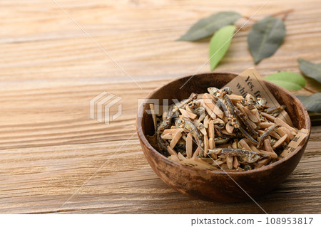木碗裡的杏仁魚 108953817