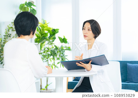 A woman counseling 108953829