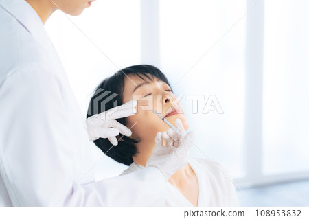 接受臉部注射、整形手術、玻尿酸、肉毒桿菌注射的女性 接受臉部注射、整形手術、玻尿酸、肉毒桿菌注射的女性 108953832