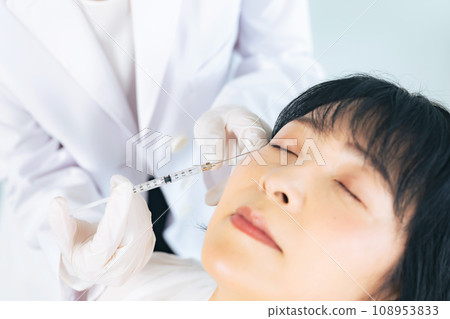 接受臉部注射、整形手術、玻尿酸、肉毒桿菌注射的女性 108953833