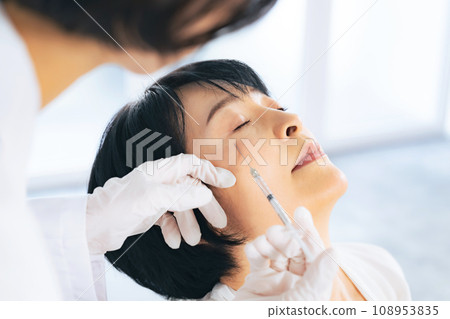 接受臉部注射、整形手術、玻尿酸、肉毒桿菌注射的女性 108953835