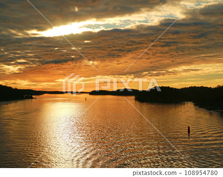 美麗的白色夜空與茜草雲 美麗的白色夜空與茜草雲 108954780