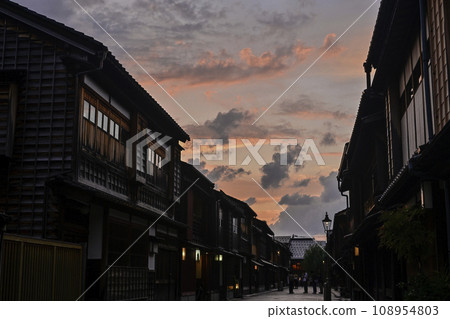 Higashi Chaya District in autumn with a beautiful sunset 108954803