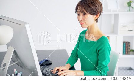 在休閒辦公室工作的女人 在休閒辦公室工作的女人 108954849