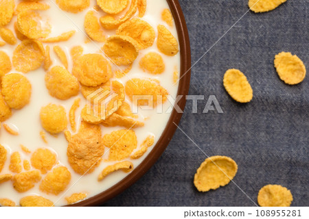Corn flakes with tar in a bowl close-up. Top view 108955281