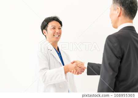 醫療兩人握手 108955303