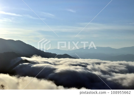 清晨從江戶峠看到的瀧雲 108955662