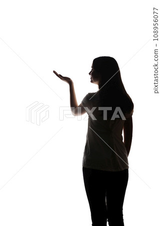 Young woman shows his index finger, hand forward 108956077