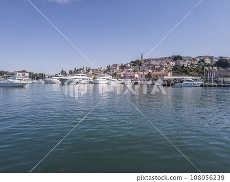 View over the harbor to the Ccroaltian town of Vrsar 108956239
