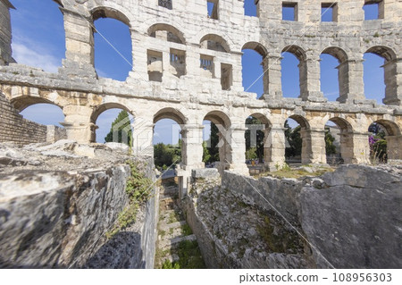 View inside the Roman amphitheater in the Croatian city of Pula without people 108956303
