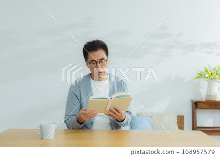 閱讀的中年男子 108957579