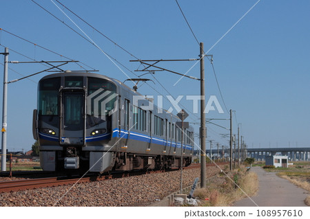 521系列車即將消失在即將開通的北陸新幹線高架背景下。_攝於2023年11月3日 521系列車即將消失在即將開通的北陸新幹線高架背景下。_攝於2023年11月3日 108957610