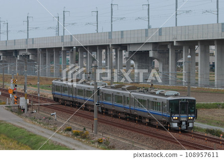 521系列車即將消失在即將開通的北陸新幹線高架背景下。_攝於2023年11月4日 521系列車即將消失在即將開通的北陸新幹線高架背景下。_攝於2023年11月4日 108957611