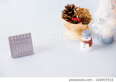 日曆的聖誕節圖像與白色聖誕樹和雪人 日曆的聖誕節圖像與白色聖誕樹和雪人 108957918