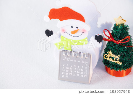 Calendar, snowman and Christmas tree 108957948