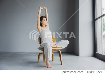 坐在椅子上的女人 坐在椅子上的女人 108958221