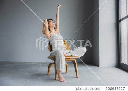 坐在椅子上的女人 108958227