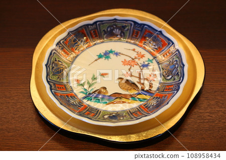 Kutani ware platter 108958434