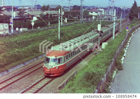 Odakyu 3000 SSE car 3055 and others, limited express Enoshima, Tamagawa Gakuen-mae-Machida, September 15, 1976 108958474