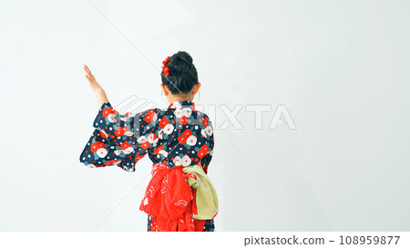 A girl wearing a yukata and dancing Bon Odori 108959877