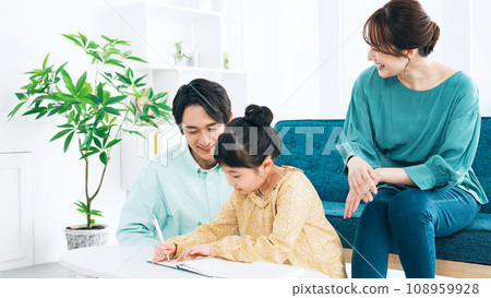 parents teaching a girl to study 108959928