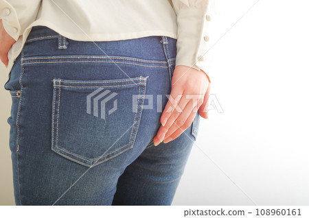 年輕女子用手托著屁股 年輕女子用手托著屁股 108960161