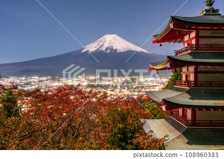 【山梨郡】富士山夜景、五層寶塔、紅葉、秋天的新倉山淺間公園 108960383