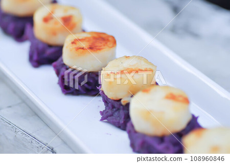 mash purple potato with scallop topping 108960846