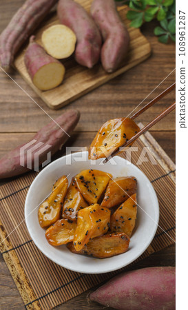 University potato and sweet potato University potato and sweet potato 108961287