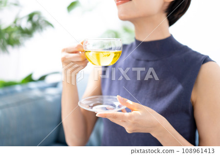 婦女喝涼茶 婦女喝涼茶 108961413
