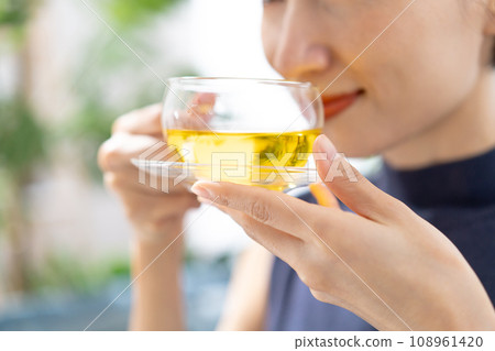 婦女喝涼茶  婦女喝涼茶 108961420