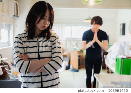 husband apologizing to wife 108961450