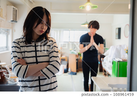 丈夫向妻子道歉 丈夫向妻子道歉 108961459